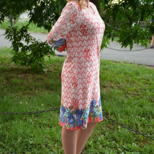 Rochie deosebita din material corai cu aspect de dantela cu flori - Img 3