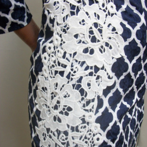 Rochie feminina, bleumarin-alb si inserti de dantela - Img 2