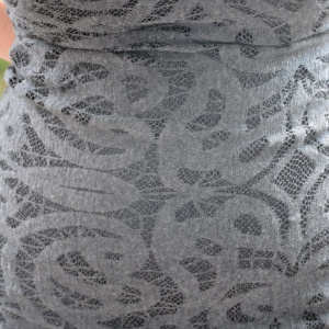 Rochie gri cu aspect dantelat si decorat cu brosa plamanie - Img 4