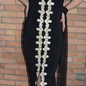 Rochie lunga de seara, culoare neagra cu aplicatii de dantela aurie - Img 2