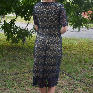 Rochie midi din dantela bleumarin asezata pe captuseala crem - Img 3