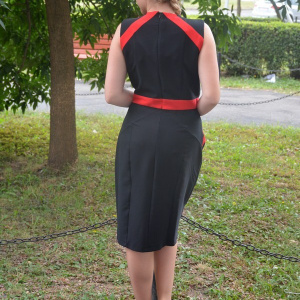 Rochie moderna, de culoare neagra, combinata cu fasii rosii - Img 4