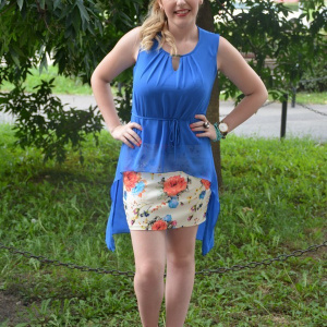 Rochie moderna nuanta albastra cu voal asimetric, design floral - Img 2