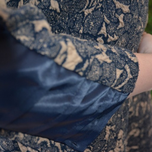 Rochie rafinata, bleumarin-bej ,cu inserti de saten pe maneci - Img 2