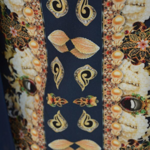 Rochie rafinata de zi, bleumarin cu imprimeu oriental in fata - Img 2