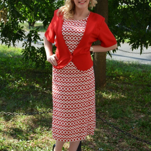 Rochie rosie cu imprimeu geometric alb, tip costum cu sacou - Img 5