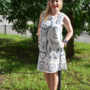 Rochie tinereasca cu buzunare, culoare alba cu design bleumarin - Img 3