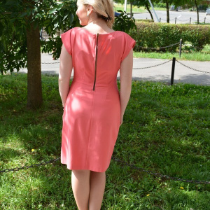 Rochie tineresaca de culoare corai, model scurt, cambrat in talie - Img 3