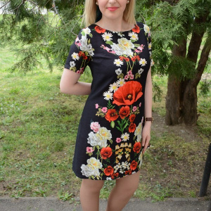 Rochie trendy cu croi lejer, design floral, realist, pe fond negru - Img 3