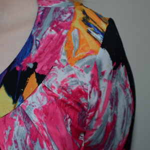 Rochie trendy cu imprimeu floral roz-portocaliu pe fond negru - Img 4