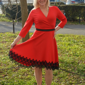 Rochie trendy de nuanta rosie, decolteu in V, insertie de dantela - Img 2