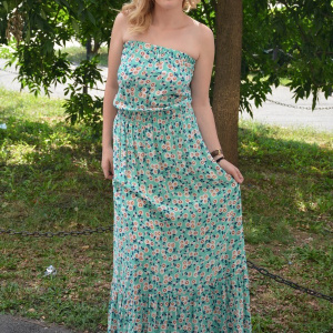 Rochie vaporoasa fara bretele, design de flori mici pe fond turcoaz - Img 7