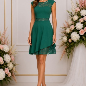 Rochie verde elegantă cu dantelă și fustă cloș