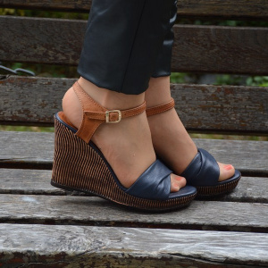 Sanda trendy cu platforma inalta, bareta de nuanta bleumarin - Img 3