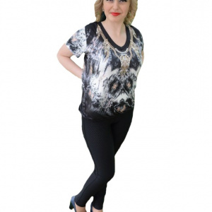 Tricou negru cu imprimeu modern, chic, si strasuri mici aurii - Img 1
