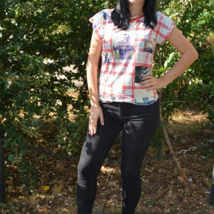 Tricou tineresc cu imprimeu in carouri rosu-alb, decoloteu rotund - Img 5