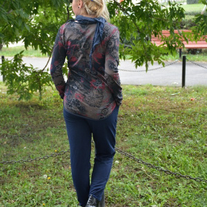 Bluza comoda de zi, bleumarin cu imprimeu floral, prevazuta cu sal - Img 5