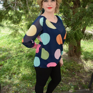 Bluza cu maneca lunga, pe fond bleumarin cu buline colorate - Img 3