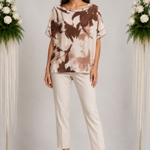 Bluză damă cu imprimeu floral maro-crem-pudra – Croială lejeră, mânecă scurtă, elegantă