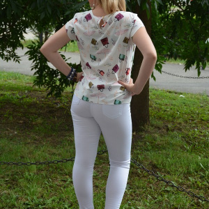 Bluza de vara cu design original, fond alb imprimeu multicolor - Img 5