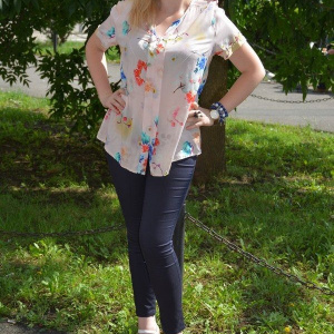 Bluza delicata de vara, de nuanta piersicii cu imprimeu multicolor - Img 3