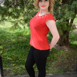 Bluza, din material elastic, de culoare rosie, si insertii argintii - Img 3