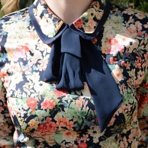 Bluza eleganta, multicolora cu esarfa bleumarin - Img 4