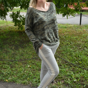 Bluza in tendinte, verde, inchis cu imprimeu rafinat, aspect lucios - Img 3