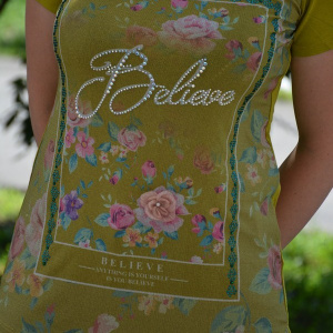 Bluza moderna de vara cu imprimeu multicolor pe fond verde - Img 3