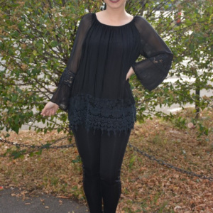Bluza moderna Kara cu insertii de broderie si dantela ,nuanta de negru - Img 2