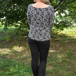 Bluza rafinata cu model floral negru pe fond alb, cu maneci lungi - Img 5