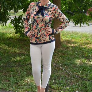 Bluza rafinata , de culoare bleumarin cu flori multicolore - Img 6
