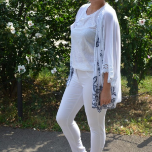 Bluza tip cartigan Eve model brodat cu flori albastre si insertii de dantela,nuanta de alb - Img 2