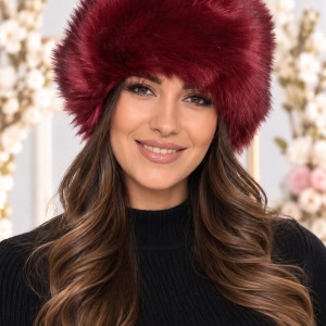 Caciula de blana de culoare marsala, model simplu, clasic