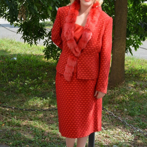 Costum elegant bej, gri, negru,rosu cu insertii de blanita - Img 2