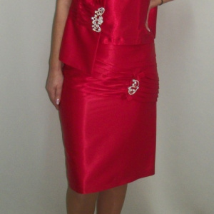 Costum elegant cu fusta scurta, din saten rosu, cu insertii argintii - Img 3