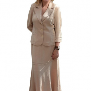 Costum elegant , de culoare bej, dintr-un material rafinat - Img 1