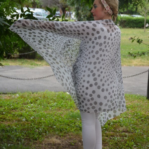 Esarfa chic cu design de buline si flori gri aplicate pe material alb - Img 2