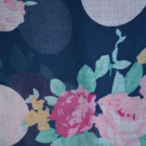 Esarfa fashion cu imprimeu pe fond bleumarin, material subtire - Img 5
