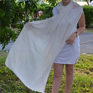 Esarfa moale din vascoza alba cu design de buline aplicate - Img 4