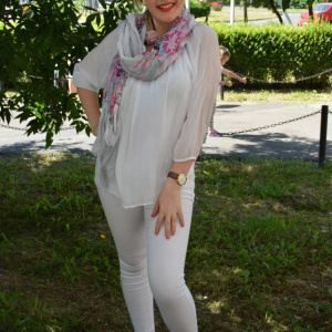 Esarfa tinereasca cu design de flori rafinate roz pe fond alb-gri - Img 6