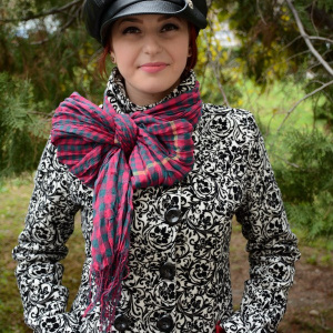 Esarfa trendy de iarna, de culoare roz cu design de carouri gri - Img 3