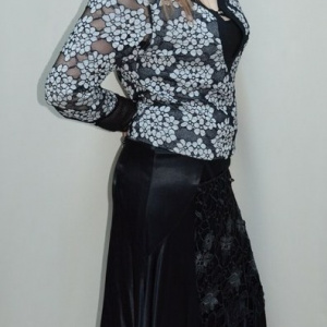 Fusta in tendinte, nuanta de negru, design floral evidentiat - Img 4