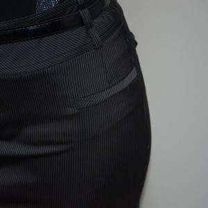 Fusta neagra din material cu aspect satinat cu design de dungi - Img 5