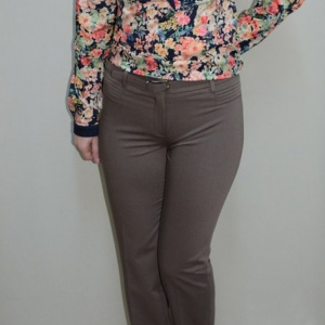 Pantalon elegant, nuanta de nisipiu si croiala moderna - Img 2
