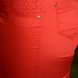 Pantalon fashion de culoare rosie, talie medie, decor de cristale - Img 7