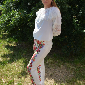 Pantalon feminin cu imprimeu floral multicolor pe fond alb - Img 3