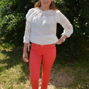 Pantalon modern, lung, cu design de dungi subtiri pe fond rosu - Img 2