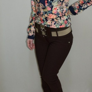 Pantalon tineresc, cu insertii de cusaturi, croiala moderna, nuanta maro - Img 2