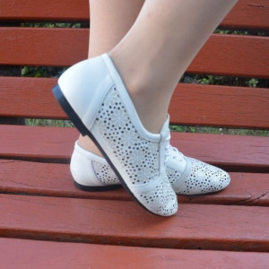 Pantof alb cu talpa joasa, din piele moale cu model de perforatii - Img 4